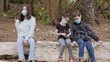 冠状病毒大流行：孩子们戴着口罩避免传染，坐着无聊
