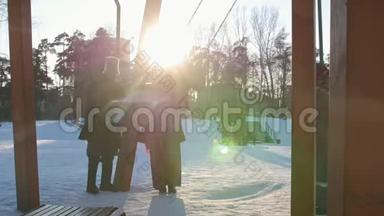 俄罗斯民间-穿着民俗服装的女人正在冬季公园里骑着秋千