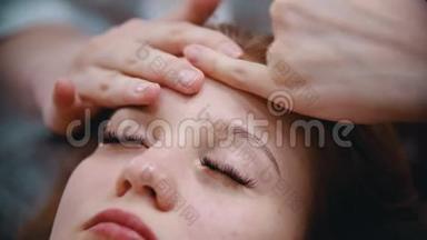 按摩-按摩大师用手指用特殊技术按摩妇女的额头