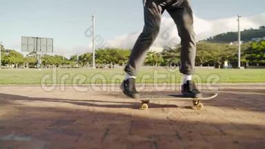 男滑板手在公园的滑板上平衡脚-滑板手在公园里玩把戏