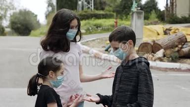 冠状病毒大流行-儿童带着口罩在户外行走，避免电晕