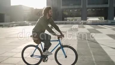 阳光明媚的一天，快乐的年轻人背着书包骑自行车