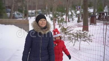 一个年轻的女人和她的小儿子在一个山区度假活动公园玩油管。 <strong>寒假</strong>概念