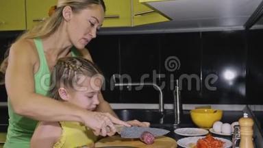 妈妈教女儿聪明的女孩学做饭。 米斯特雷斯的孩子们从一个那不勒斯鸡蛋煎煎蛋卷