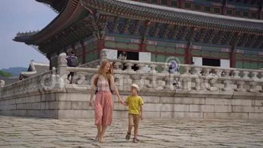 年轻女子和她的小儿子参观了<strong>韩国</strong>首尔的古代宫殿。 前往<strong>韩国</strong>的概念.. 慢镜头
