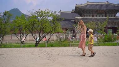 年轻女子和她<strong>的</strong>小儿子参观了<strong>韩国</strong>首尔<strong>的</strong>古代宫殿。 前往<strong>韩国的</strong>概念.. 慢镜头