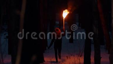 年轻女子在冬夜森林里奔跑的<strong>背影</strong>——回首往事