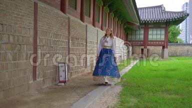 穿着<strong>韩国传统</strong>服装的年轻女子汉博克参观<strong>韩国</strong>首尔的古代宫殿。 前往<strong>韩国</strong>的旅行