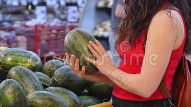 漂亮的年轻女人或母亲在超市购物，选择食物西瓜、鳄梨、水果、胡萝卜
