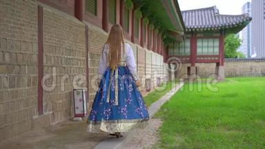 穿着<strong>韩国传统</strong>服装的年轻女子汉博克参观<strong>韩国</strong>首尔的古代宫殿。 前往<strong>韩国</strong>的旅行