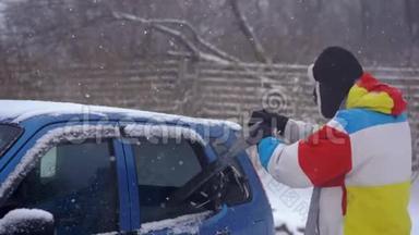 一个年轻人试图把他的滑雪板装在一辆小汽车里，但他`不到。 汽车空间不足的概念