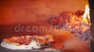 披萨店的主人做一个真正的意大利披萨，检查披萨是否准备好，用比萨饼从烤箱中取出