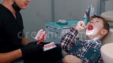 一个在牙科治疗的小男孩-讨论卫生和刷牙