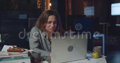 疲惫的女办公室经理在笔记本电脑上<strong>加班</strong>，<strong>看</strong>上去很沮丧。 在她的报告中发现错误
