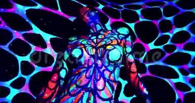 一个女人的背景上五颜六色的发光网，有发光的身体艺术，4k
