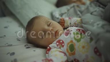 可爱的小女孩睡在床上。 平静平静的孩子在白天睡觉时做梦。 父母床上的漂亮宝宝。