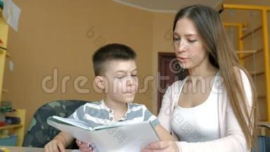家庭教育。 母亲和儿子正在做艺术用品作业