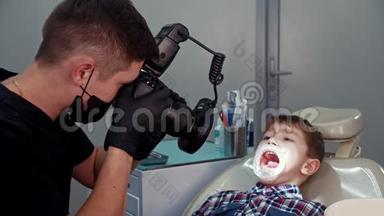 一个在牙科治疗的小男孩-张开嘴的男孩