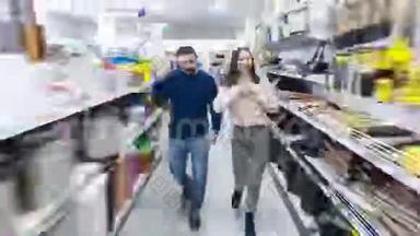 在超市的一对年轻夫妇。 视频拍摄的<strong>加速</strong>形式使用<strong>时间</strong>推移技术。