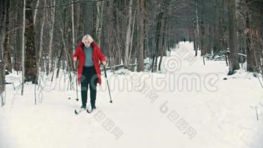 一个年轻的金发女人穿着红色<strong>羽绒服</strong>在森林里滑雪
