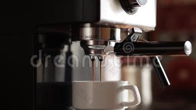 咖啡师在咖啡机上煮咖啡