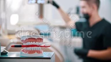 一个带牙刷人牙牙的人嘴塑料模型为检查一个小牙的口腔准备一切