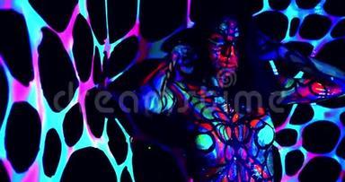 在紫外线下摆姿势的女人身上发光的<strong>身体艺术</strong>，舞会，4k