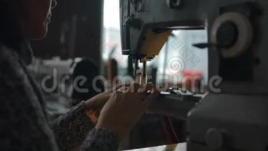 裁缝在缝纫机上工作，缝制纺织品。 Atelier，修理和裁剪衣服