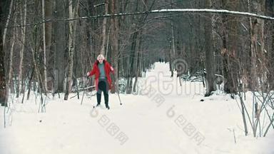一个穿着红色<strong>羽绒服</strong>的年轻金发女人在森林里滑雪时正要摔倒