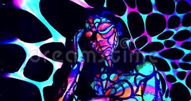在一个女人身上，紫外线，4k的炫彩彩妆和身体艺术片段