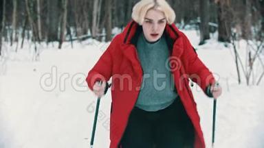 一位年轻的金发女郎穿着红色羽绒服在森林里努力滑雪