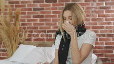 一个带着围巾的生病女孩，用纸手帕擦鼻涕，看着体温计，叹了口气