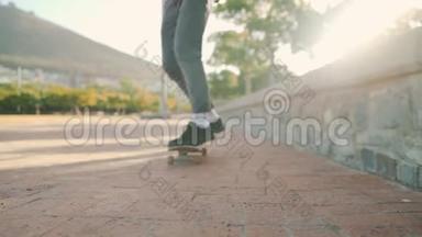 阳光明媚的一天，一个年轻人骑在滑板上朝坐在公园墙上的摄像机迈开双脚