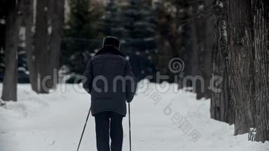 老爷爷-老爷爷正在公园里做北欧漫步