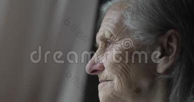 愁眉苦脸的老妇人满脸皱纹。
