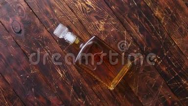 一瓶威士忌放在木桌上