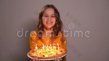 带蜡烛的披萨送给少女生日礼物