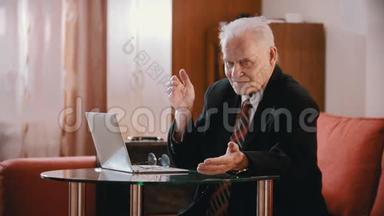 老爷爷-老爷爷在房间里的桌子上和电脑说话