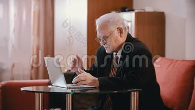 老爷爷-老爷爷正在房间里的电脑上慢慢地写东西