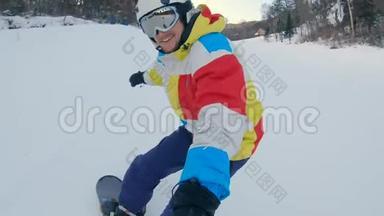 一个男人在滑雪板上滑下滑雪坡。冬季休闲概念