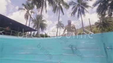 成熟男子进入水上游泳池通过楼梯在度假酒店<strong>水下景观</strong>。 成年人在室外游泳池游泳