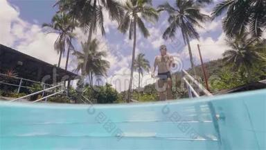 年轻人要<strong>去游泳</strong>，沿着<strong>游泳</strong>池的台阶，在热带岛屿上的豪华酒店休息。