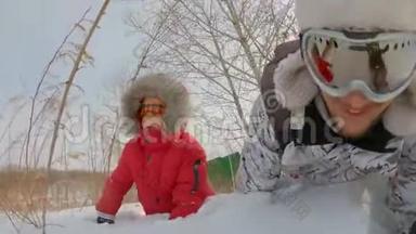 一个年轻人和他的小儿子在大雪后的一场雪中玩得很<strong>开心</strong>。 冬<strong>季</strong>概念。 慢镜头