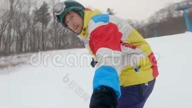 一个人骑在滑雪坡上的滑雪板上。 冬季娱乐概念。 慢镜头