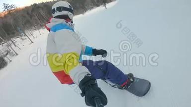 一个人骑在滑雪坡上的滑雪板上。 冬季娱乐概念。 慢镜头