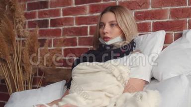 女孩躺在床上，脖子上围着一条围巾，<strong>重重地</strong>叹了口气，把体温计放进嘴里
