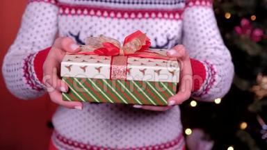 特写少女送礼物.. 节日、圣诞节和新年的概念。