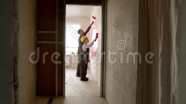 修理<strong>草稿</strong>公寓-小男孩和他父亲在房间里粉刷墙壁