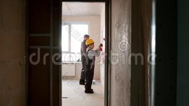 家庭修理公寓-小男孩和他父亲画墙