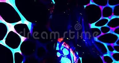 五颜六色的身体艺术在紫外线下发光，而一个女人在聚会上跳舞